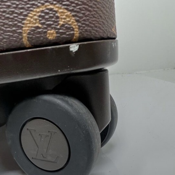 Louis Vuitton Horizon 50 Luggage - Picture 3 of 13